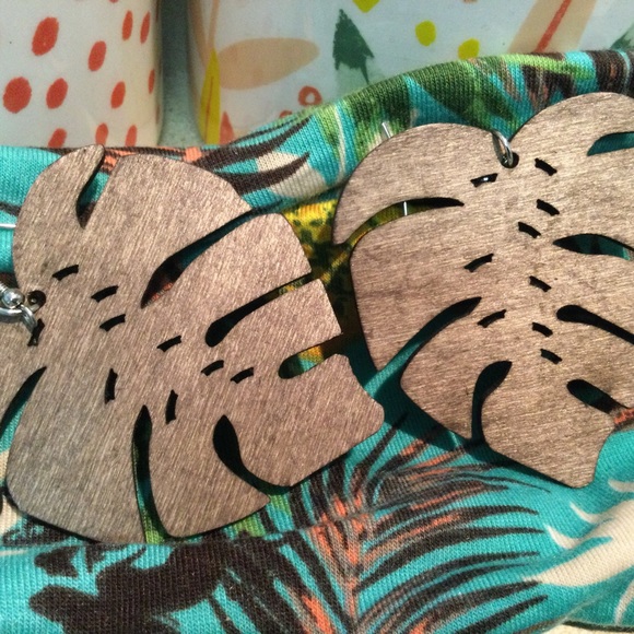 NWT Wooden Palm Leaf Dangle EARRINGS - Picture 6 of 7